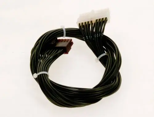 Kabel mit mehreren Leitungen von Bosch, verbunden mit zwei Steckverbindern, in einem einfachen Design für elektrische Anwendungen.